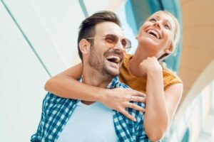 De retour de vacances avec un sourire éclatant