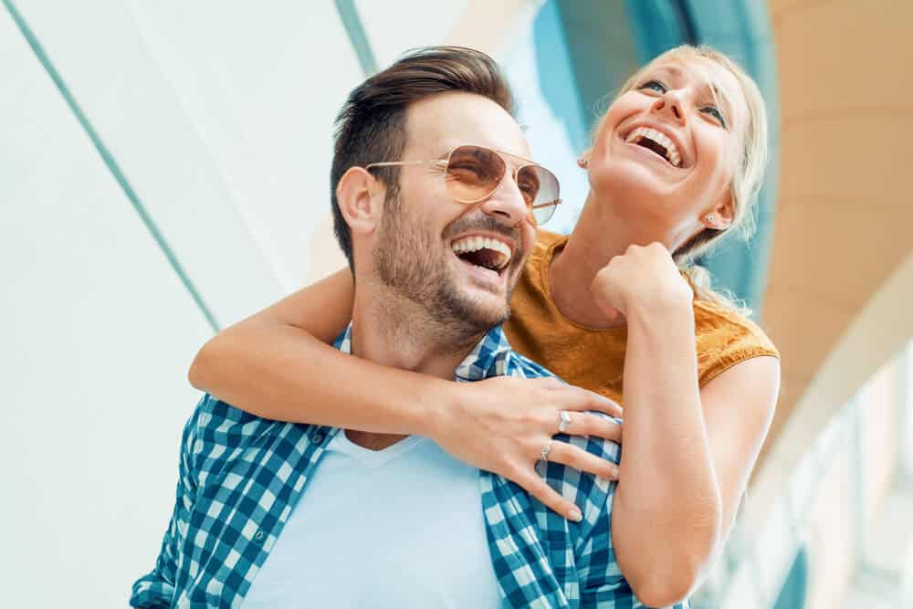 De retour de vacances avec un sourire éclatant